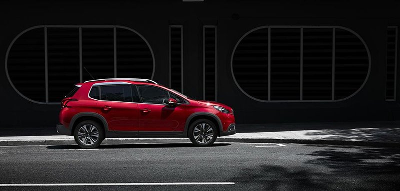 Peugeot 2008 na operativní leasing červený